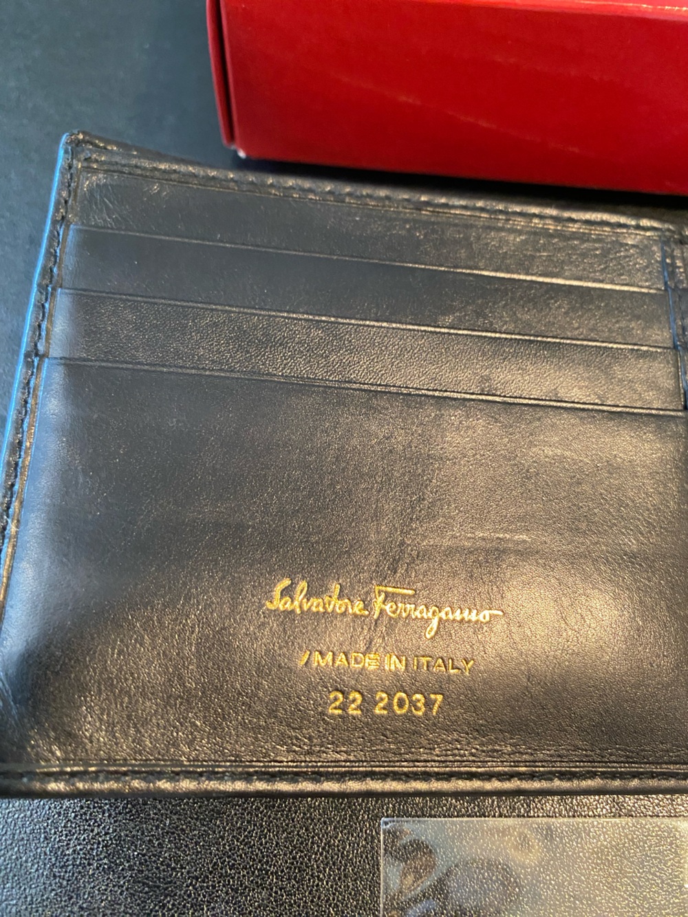 Salvatore Ferragamo Black Calfskin Leather Men’s Wallet. Gold-tone Gancini Clasp - Picture 7 of 14